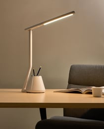 Lampe de Bureau Blanche en Matériau Synthétique 3 Modes CCT Variateur Abat-Jour Réglable et Porte-Stylo Style Moderne