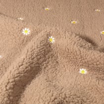 Tissu Fausse fourrure Mouton paquerettes brodées Héloise sur fond Marron clair - Au mètre