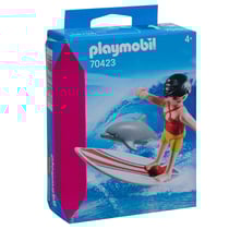 Surfeuse avec un dauphin