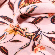 Tissu Crêpe georgette Fleurs et feuilles sur fond Rose