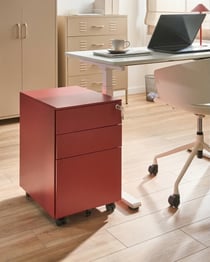 Casier de Bureau sur Roulette en Métal Rouge composé de Trois Tiroirs pour ranger les Dossier avec Une Clef 60 cm de Hauteur Beliani