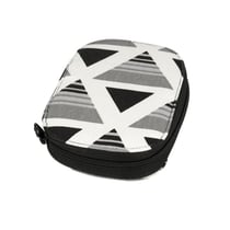 Pochette à couture 14cmx9cm imprimé triangles noirs et gris