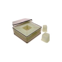 9 Découpoirs carrés cannelés assortis