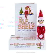The Elf on the Shelf Cadeau set: GARCON – Français, 27x18,5 cm, set de cadeau avec poupée lutin scout et histoire à raconter + certificat d’adoption, en boîte carton, 0+