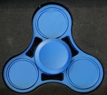hand Spinner bleu moyen en métal avec son coffret