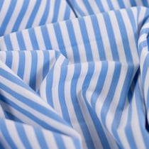Tissu Coton légèrement extensible moyennes rayures Bleu ciel sur fond Bleu ciel