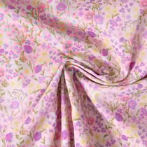 Tissu Popeline de Coton légère imprimé Jardin fleuri rose et lilas sur fond Rose clair