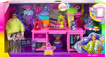 Barbie metier : le centre de coiffure + 45 accessoires + 1 chien + 1 poupee mannequin coiffeuse - mattel - gyj70