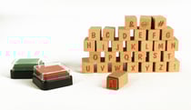 Tampon en bois Lettres de l'alphabet avec 2 encreurs