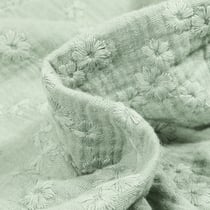 Tissu Double gaze Brodée Esmée sur fond Vert d'eau