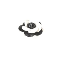 Broche fleur camélia 7 cm noir blanc