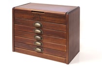 Meuble en bois vintage - 500 échevettes de fil