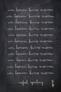 Um homem burro morreu