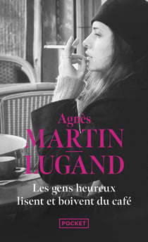 Les gens heureux lisent et boivent du café