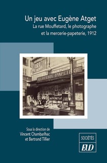Un jeu avec Eugène Atget : La rue Mouffetard, le photographe et la mercerie-papeterie, 1912