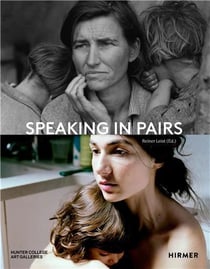 Speaking in pairs facing a portrait /anglais