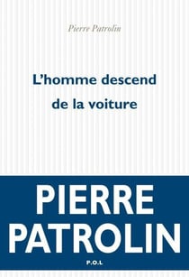 L'homme descend de la voiture