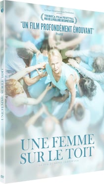 Une femme sur le toit