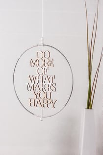 Écriture en bois "Do more of what makes you happy"
