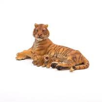 Figurine Papo - Tigresse couchée allaitant