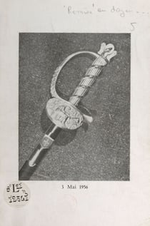Remise au doyen René Fabre, de la Faculté de pharmacie de Paris, de l'épée qui lui a été offerte à l'occasion de son élection à l'Académie des sciences le 3 mai 1956