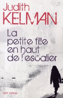 La petite fille en haute de l'escalier