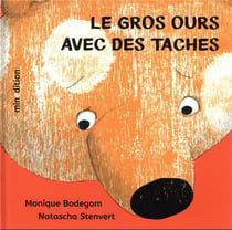 Le gros ours avec des taches