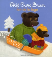 Petit ours brun fait de la luge