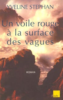 Un voile rouge a la surface des vagues
