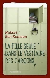 La fille seule dans le vestiaire des garcons
