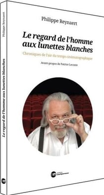 Le regard de l'homme aux lunettes blanches