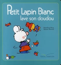 Petit lapin blanc lave son doudou