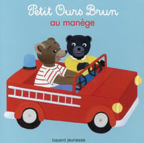 Petit ours brun au manège