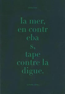 La mer,en contrebas, tape contre la digue