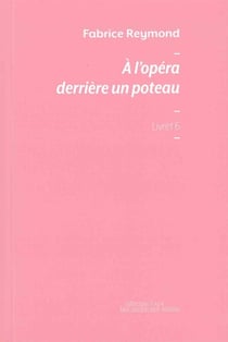À l'opéra, derrière un poteau