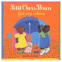 Petit ours brun fait une cabane