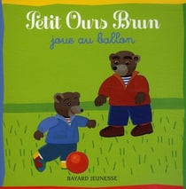 Petit ours brun joue au ballon