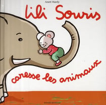 Lili souris caresse les animaux