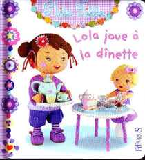 Lola joue à la dînette