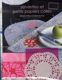 Serviettes et petits papiers collés