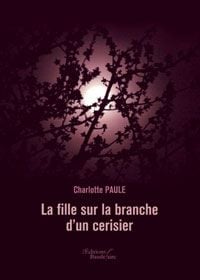 La fille sur la branche d'un cerisier