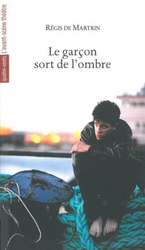 Le garçon sort de l'ombre