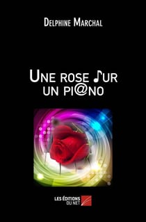 Une rose sur un piano