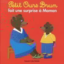 Petit ours brun fait une surprise à maman