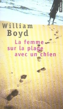 La femme sur la plage avec un chien