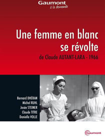 Une femme en blanc se révolte