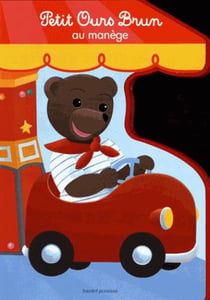 Petit ours brun au manège