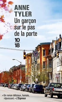 Un garçon sur le pas de la porte