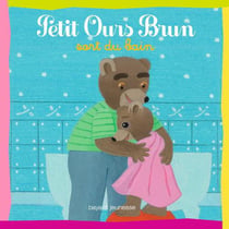 Petit ours brun sort du bain