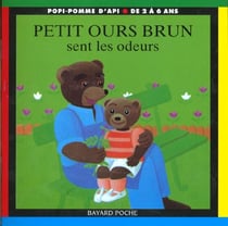 Petit ours brun sent les odeurs